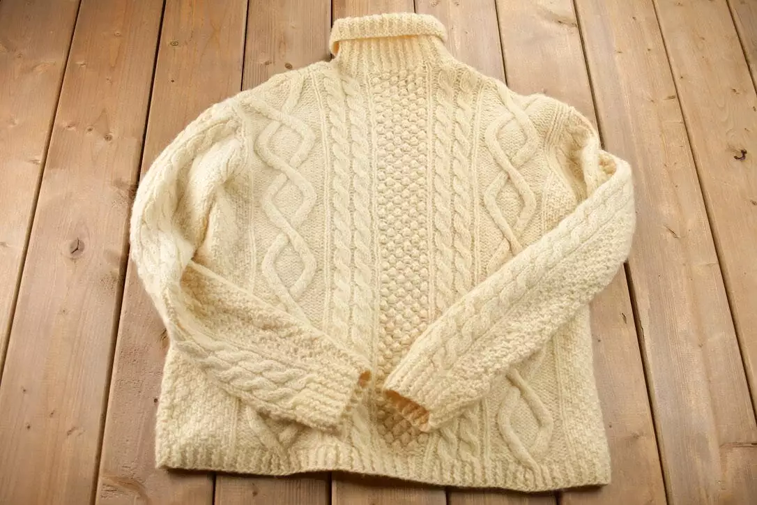 Vintage 1970s 100% Virgin Wool Made in Italy Turtleneck Sweater / Vintage 90s Crewneck / Outdoorsman / Vintage Knit / Made in It